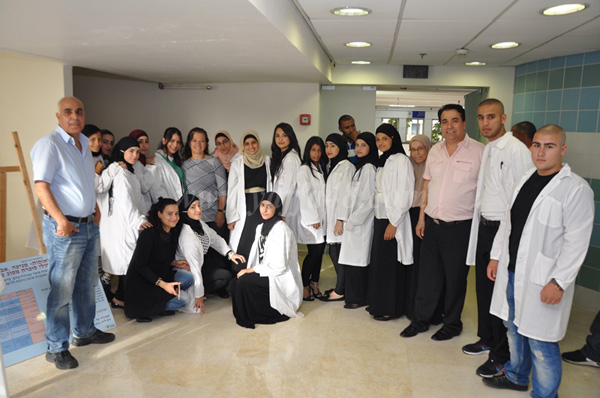 بالصور: المدرسة الثانوية الشاملة تحتفل بتخريج فوجها الأول من طلاب فرع الطب